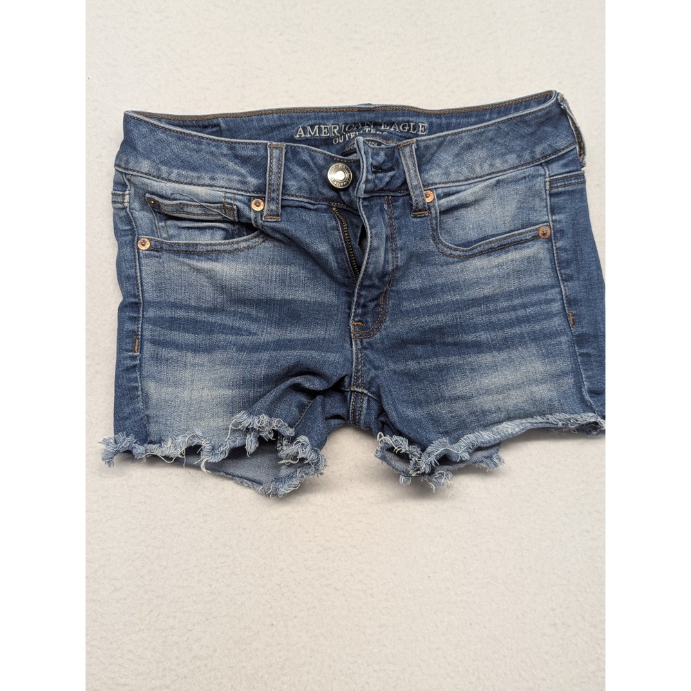 American Eagle Super Stretch Midi Denim Shorts Medium Wash Frayed Hem Size 2